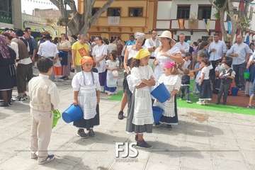 La chiquillería se purifica contra la pandemia en Lomo Magullo/Francisco Javier Santana.